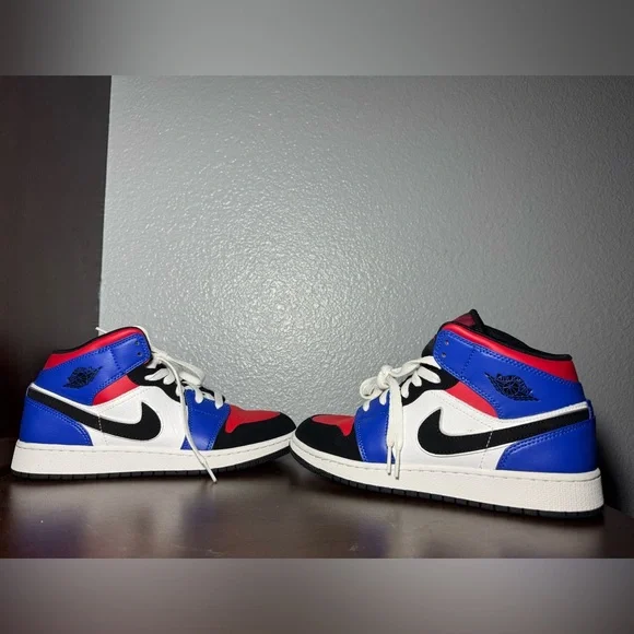 Authenticated Air Jordan Retro Mid Top White/blck